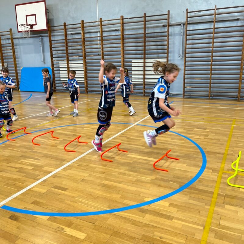 Czwartkowy przegląd grup siatkarskich – Siatkarskie Przedszkole i Kinderki!