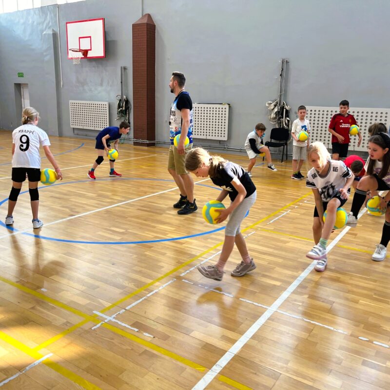 Wtorkowy przegląd naszych grup – Siatkarskie Przedszkole i Kinderki