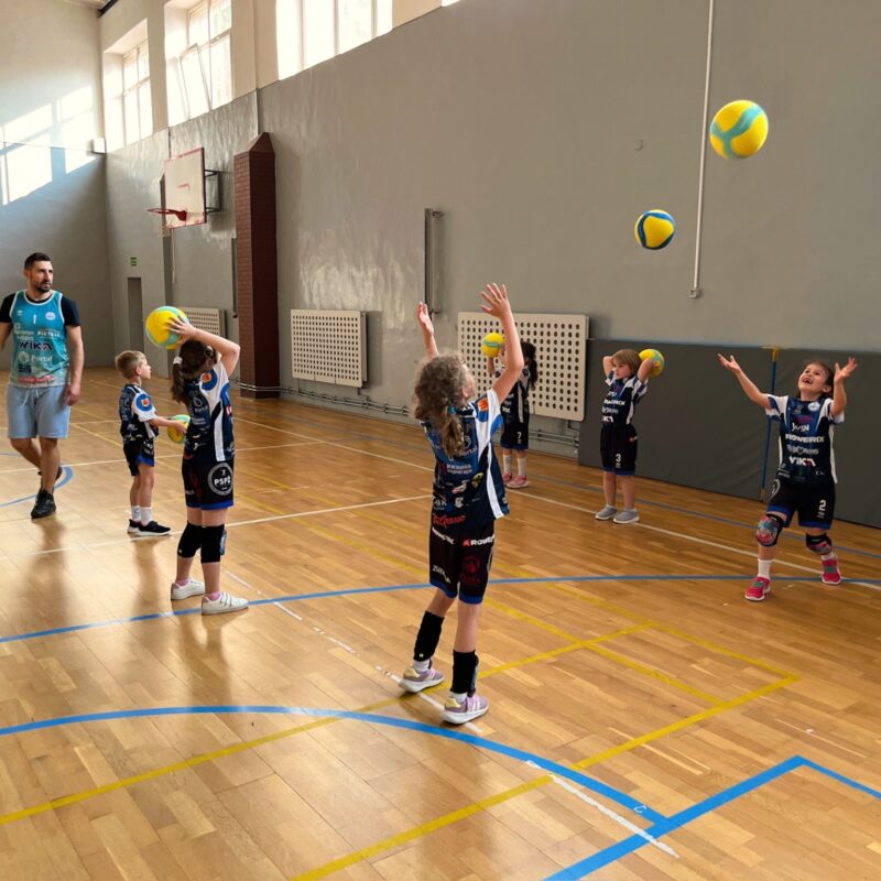 Czwartkowy przegląd naszych grup – Siatkarskie Przedszkole i Kinderki