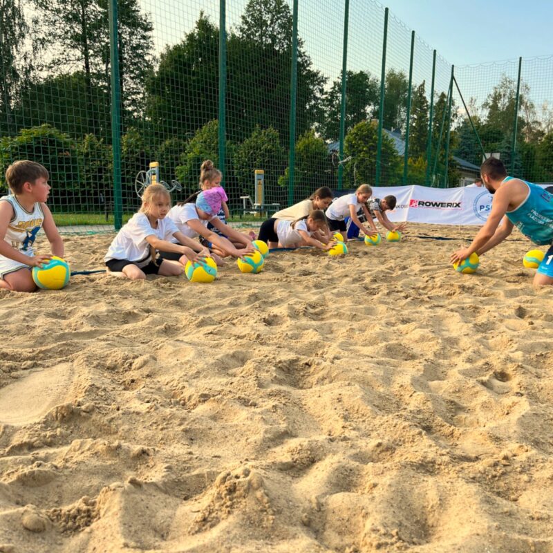 Przegląd czwartkowego treningu z grupą Siatkarskie Przedszkole i Kinderkami