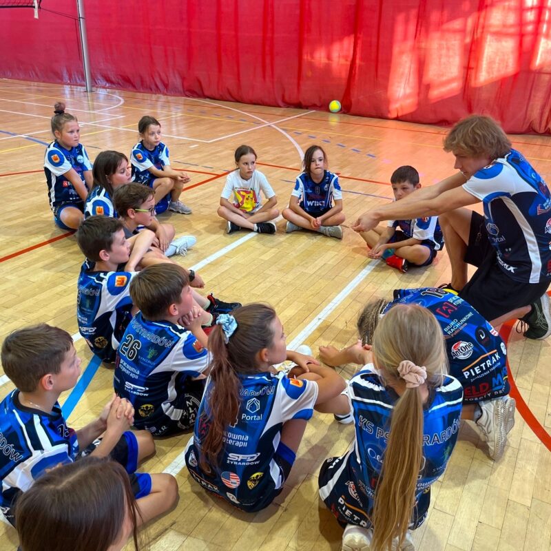 Czwartkowy trening Siatkarskiego Przedszkola i Kinderków