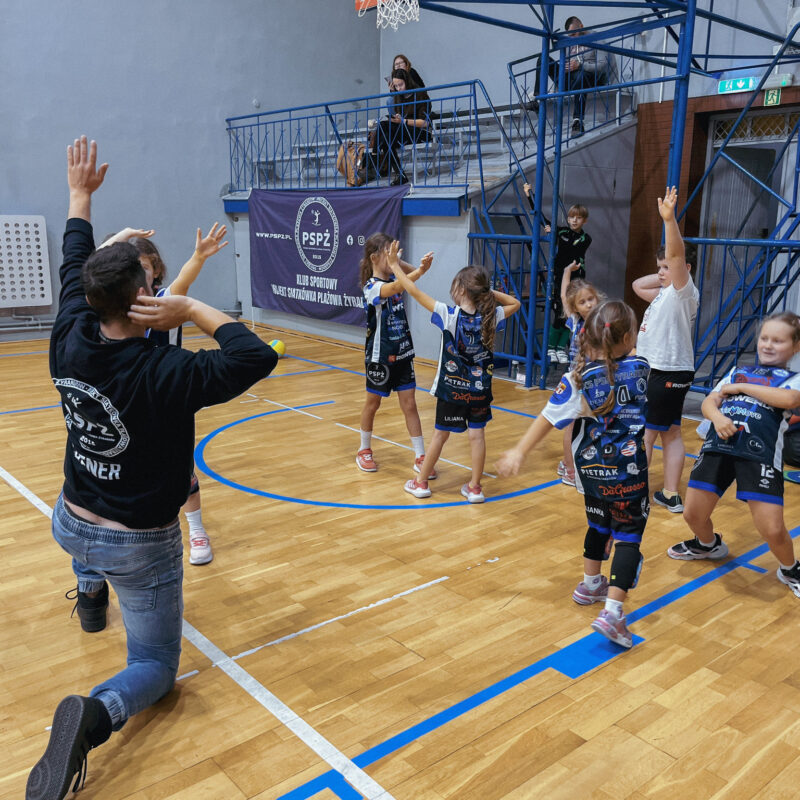 Czwartkowy przegląd grup: Siatkarskie przedszkole, Iskierki i Kinderki
