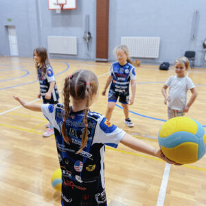 Czwartkowy przegląd grup: Siatkarskie przedszkole, Iskierki i Kinderki