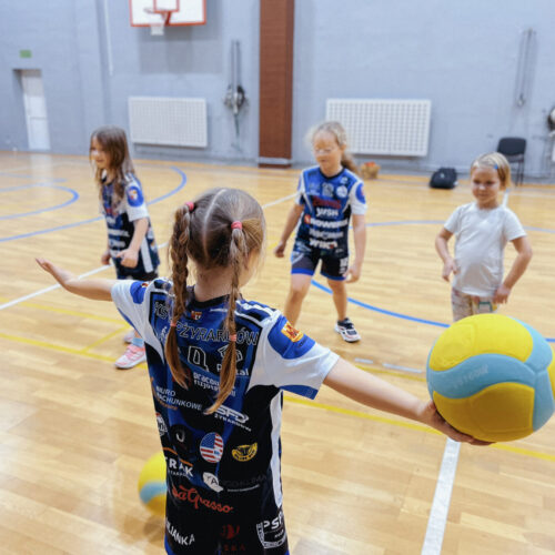 Czwartkowy przegląd grup: Siatkarskie przedszkole, Iskierki i Kinderki