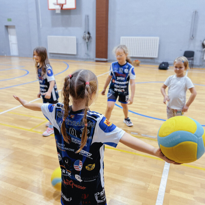 Czwartkowy przegląd grup: Siatkarskie przedszkole, Iskierki i Kinderki
