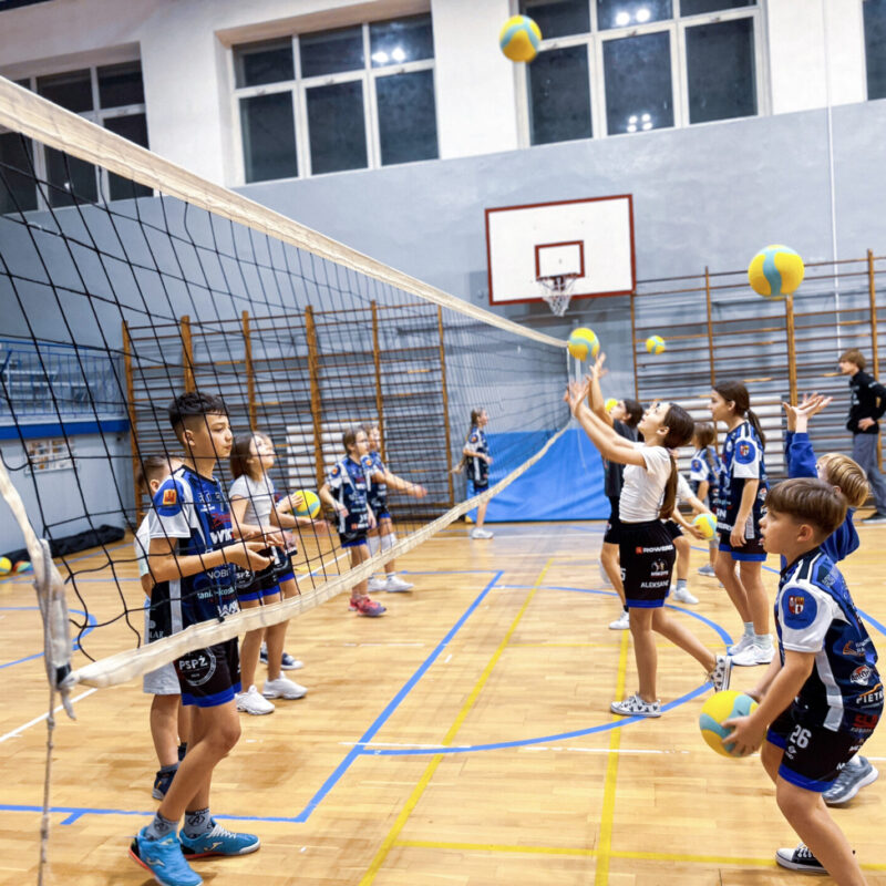 Wtorkowy trening grup: Siatkarskie Przedszkole, Iskierki i Kinderki