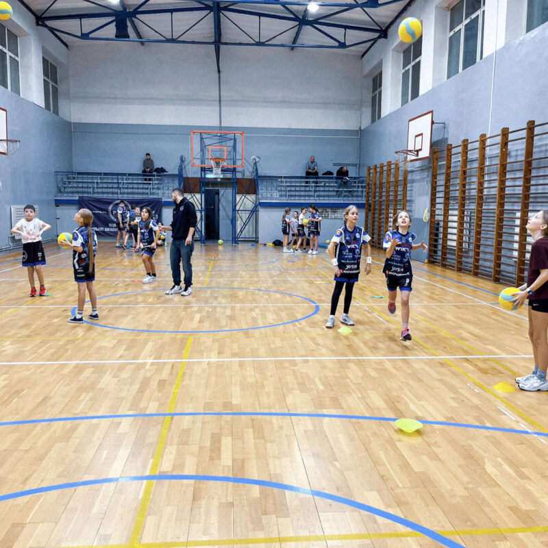 Wtorkowy trening grup: Siatkarskie Przedszkole, Iskierki i Kinderki