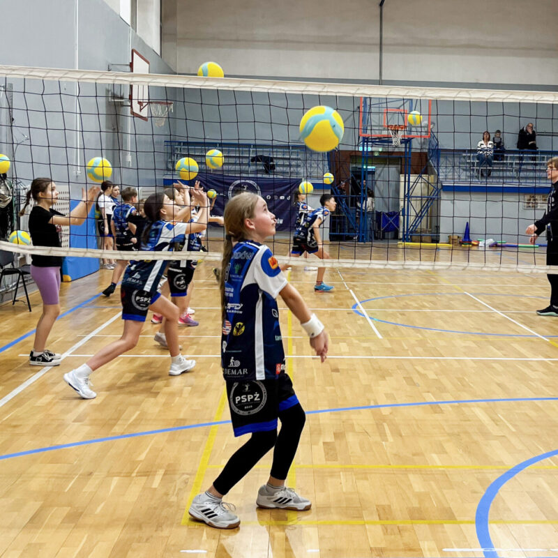 Wtorkowy trening grup: Siatkarskie Przedszkole, Iskierki i Kinderki