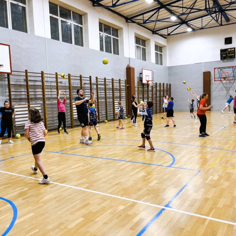 Rodzinny czwartkowy trening grup: Siatkarskie przedszkole, Iskierki i Kinderki
