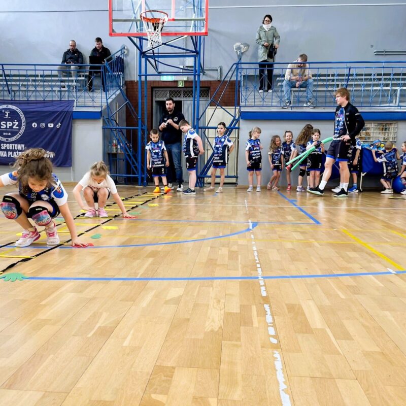 Wtorkowy trening grup: Siatkarskie Przedszkole, Iskierki i Kinderki