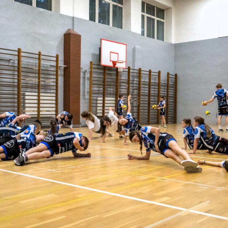 Wtorkowy trening grup: Siatkarskie Przedszkole, Iskierki i Kinderki