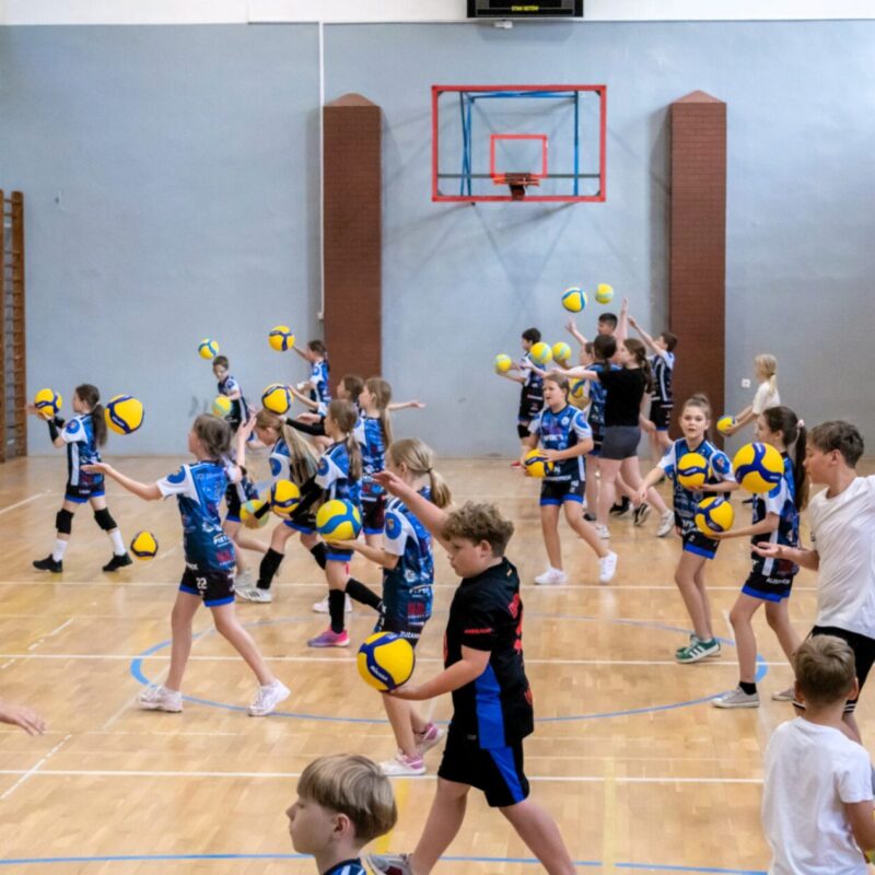 Wtorkowy trening grup: Siatkarskie Przedszkole, Iskierki i Kinderki