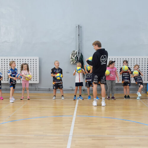 Wtorkowy trening Siatkarskiego przedszkola, Iskierek, Kinderek i Smasher