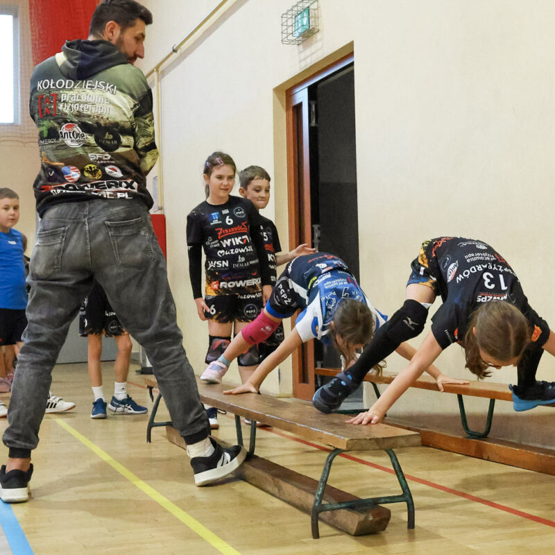 Poniedziałkowy trening grup: Iskierek i Kinderek