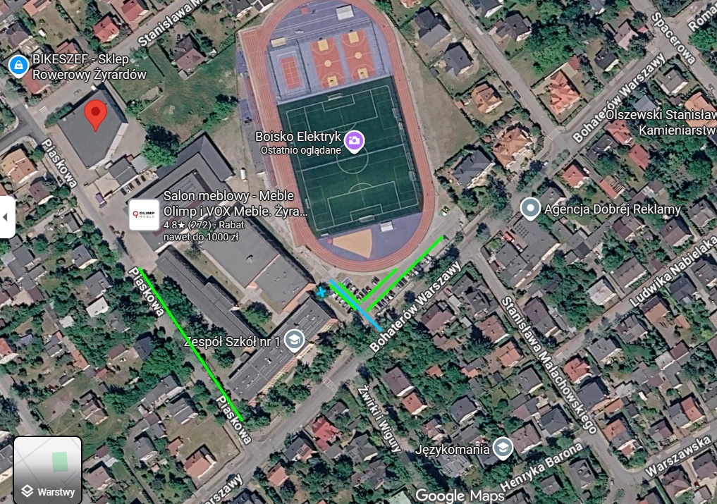 Mapa satelitarna Hali Elektryk: parking oznaczony na zielono, wjazd na obiekt na niebiesko oraz dodatkowe parkowanie od ulicy Piaskowej